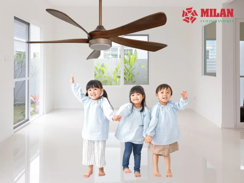 tre-bi-viem-phe-quan-co-nen-nam-quat-hay-dieu-hoa